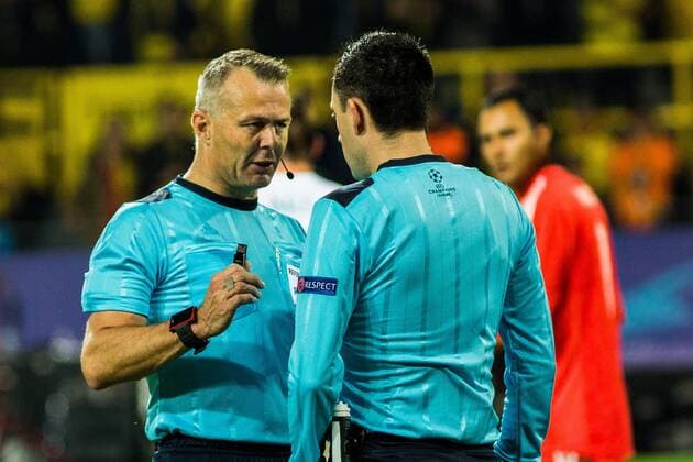 GER, UEFA CL, Borussia Dortmund (GER) vs Real Madrid (ESP) 26.09.2017, Signal Iduna Park, Dortmund, GER, UEFA CL, Borussia Dortmund (GER) vs Real Madrid (ESP), im Bild picture shows Schiedsrichter Bjoern Kuipers (NED) bespricht sich mit dem Assistensschiedsrichter, nordphotox xRauch nph00251