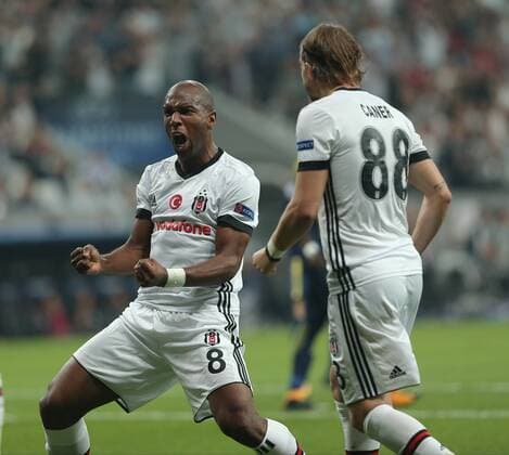 Fußball, CL, Besiktas Istanbul - RB Leipzig Besiktas players celebrates for Ryan Babel s goal during the UEFA Champions League Group G match between Besiktas and RB Leipzig at Vodafone Park in Istanbul , Turkey on September 26 , 2017 . 