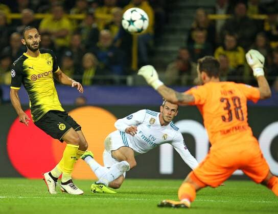 26.09.2017, Fussball UEFA Champions League 2017 2018, Gruppenphase, 2.Spieltag, Borussia Dortmund - Real Madrid, im Signal-Iduna-Park Dortmund. v.l. Ömer Toprak (Dortmund) gegen Gareth Bale (Real Madrid) und Torwart Roman Bürki (Dortmund) 