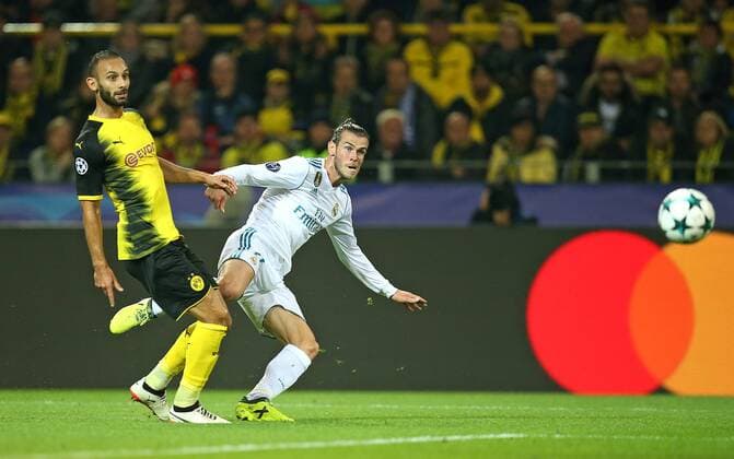 26.09.2017, Fussball UEFA Champions League 2017 2018, Gruppenphase, 2.Spieltag, Borussia Dortmund - Real Madrid, im Signal-Iduna-Park Dortmund. v.l. Ömer Toprak (Dortmund) gegen Gareth Bale (Real Madrid) 