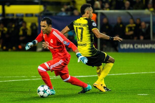 GER, UEFA CL, Borussia Dortmund (GER) vs Real Madrid (ESP) 26.09.2017, Signal Iduna Park, Dortmund, GER, UEFA CL, Borussia Dortmund (GER) vs Real Madrid (ESP), im Bild picture shows Pierre-Emerick Aubameyang (Borussia Dortmund 17) kommt gegen Keylor Navas (Real Madrid 1) zu spät, nordphotox xRauch nph00251