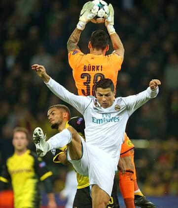 26.09.2017, Fussball UEFA Champions League 2017 2018, Gruppenphase, 2.Spieltag, Borussia Dortmund - Real Madrid, im Signal-Iduna-Park Dortmund. v.l. Jeremy Toljan (Dortmund) un ddo38 gegen Cristiano Ronaldo (Real Madrid) 
