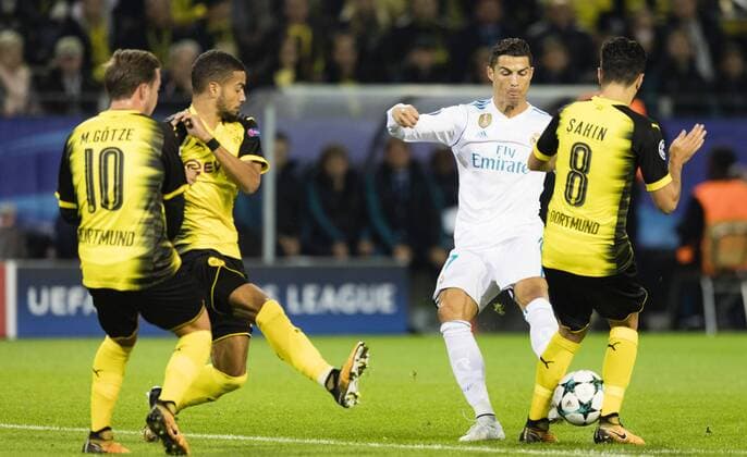 Fußball, CL, Borussia Dortmund - Real Madrid Dortmund, 26.09.2017 Cristiano Ronaldo (Real) gegen Mario Götze (BvB), Jeremy Toljan (BvB), Nuri Sahin (BvB) Borussia Dortmund - Real Madrid