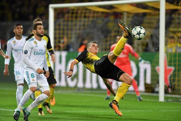 Fußball, CL, Borussia Dortmund - Real Madrid 26.09.2017, Fussball Champions League, Saison 2017 2018, Vorrunde, 2. Spieltag, Borussia Dortmund - Real Madrid, Fallrueckzieher von Maximilian Philipp (Borussia Dortmund), links Nacho Fernandez (Real Madrid) Team2