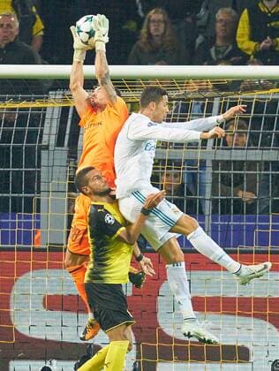 Fußball, CL, Borussia Dortmund - Real Madrid Roman BUERKI, BVB Torwart 38, Cristiano RONALDO, Real Madrid 7 wehrt den Ball ab, fängt, fangen, festhalten, Aktion, Einzelbild, Freisteller, Reaktion, Faustabwehr, Fausten BORUSSIA DORTMUND - REAL MADRID Gruppenphase Hinspiel, Fussball UEFA Champions League, Dortmund, 26.09.2017 CL Saison 2017 2018, BVB,