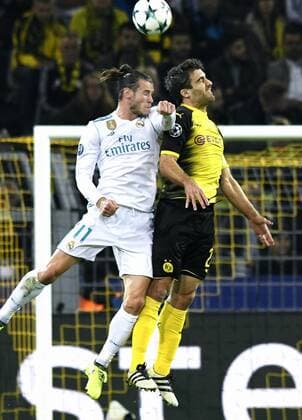 Fußball, CL, Borussia Dortmund - Real Madrid Fussball, UEFA Champions League, Herren, Saison 2017 2018, Gruppe H, 2. Spieltag, Signal Iduna Park Dortmund, Bor. Dortmund (gelb) - Real Madrid (weiss); Sokratis (BVB), Gareth Bale (Real Madrid), Aktion.