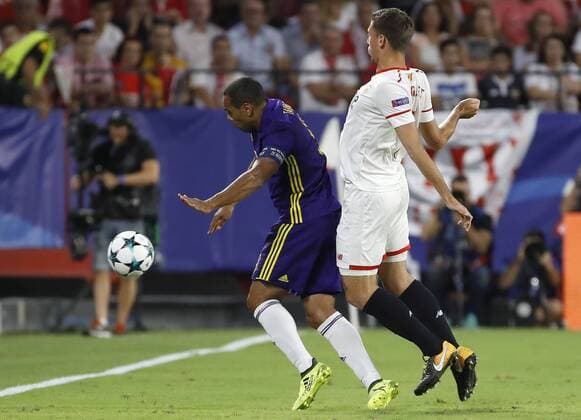 Fußball, CL, FC Sevilla - NK Maribor Sevilla s defender Clement Lenglet (R) and Maribor s Marcos Tavares vie for the ball during their UEFA Champions League 2nd round groups phase match at the Sanchez Pizjuan stadium in Seville, Andalusia, Spain, 26 September 2017. Sevilla vs. Maribor !ACHTUNG: NUR REDAKTIONELLE NUTZUNG!  Copyright: xJULIOxMUÑOZx SEV001 20170926-636420593621217227
