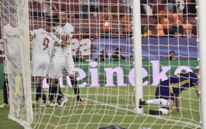 Fußball, CL, FC Sevilla - NK Maribor Sevilla s French striker Ben Yedder (L) jubilates a goal against Maribor during their UEFA Champions League 2nd round groups phase match at the Sanchez Pizjuan stadium in Seville, Andalusia, Spain, 26 September 2017. Sevilla vs. Maribor !ACHTUNG: NUR REDAKTIONELLE NUTZUNG!  Copyright: xRaulxCarox SEV007 20170926-636420596375680395
