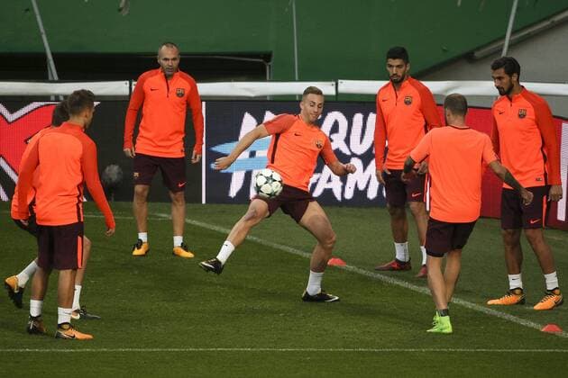 September 26, 2017 - Lisbon, Portugal - BarcelonaÃ¢â‚¬â ¢s midfielder Andres Iniesta, BarcelonaÃ¢â‚¬â ¢s defender Lucas Digne, BarcelonaÃ¢â‚¬â ¢s forward Luis Suarez, BarcelonaÃ¢â‚¬â ¢s midfielder Andre Gomes, BarcelonaÃ¢â‚¬â ¢s defender Aleix Vidal during the training session at Alvalade stadium in Lisbon, on September 26, 2017, on the eve of the UEFA Champions League Group D football match Sporting CP vs FC Barcelona Barca (Photo by NurPhoto) FC Barcelona Training Session  - ZUMAn230 20170926_zaa_n230_221 Copyright: xFilipexAmorimx