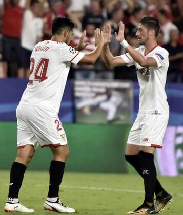 Fußball, CL, FC Sevilla - NK Maribor Sevilla s Nolito and Pareja (L) jubilate a goal scored by Ben Yeder against Maribor during their UEFA Champions League 2nd round groups phase match at the Sanchez Pizjuan stadium in Seville, Andalusia, Spain, 26 September 2017. Sevilla vs. Maribor !ACHTUNG: NUR REDAKTIONELLE NUTZUNG!  Copyright: xRaulxCarox SEV008 20170926-636420597048491143