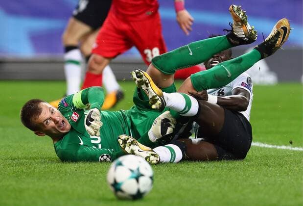 FuÃŸball, CL, Spartak Moskau - FC Liverpool MOSCOW, RUSSIA - SEPTEMBER 26, 2017: Spartak Moscow s goalkeeper Artyom Rebrov (L) and Liverpool s Sadio Mane in their 2017 18 UEFA Champions League Group E Round 2 football match at Otkrytie Arena Stadium. Stanislav Krasilnikov TASS  TS061FF4