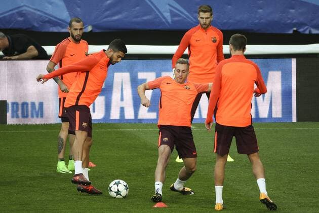 September 26, 2017 - Lisbon, Portugal - BarcelonaÃ¢â‚¬â ¢s defender Aleix Vidal, BarcelonaÃ¢â‚¬â ¢s forward Luis Suarez, BarcelonaÃ¢â‚¬â ¢s defender Lucas Digne and BarcelonaÃ¢â‚¬â ¢s defender Gerard Pique during the training session at Alvalade stadium in Lisbon, on September 26, 2017, on the eve of the UEFA Champions League Group D football match Sporting CP vs FC Barcelona Barca (Photo by NurPhoto) FC Barcelona Training Session  - ZUMAn230 20170926_zaa_n230_233 Copyright: xFilipexAmorimx