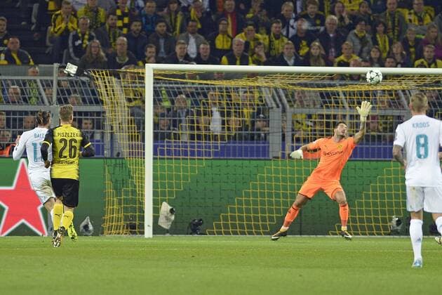 Dortmund, Deutschland 26.09.2017, UEFA Champions League - 2017 18 Season, Gruppenphase - Gruppe H - 2. Spieltag, BV Borussia Dortmund - Real Madrid, Tor zum 0:1 für Madrid durch Gareth Bale (Real Madrid), links, Torwart Roman Buerki (BVB), rechts ist geschlagen ( DeFodi521