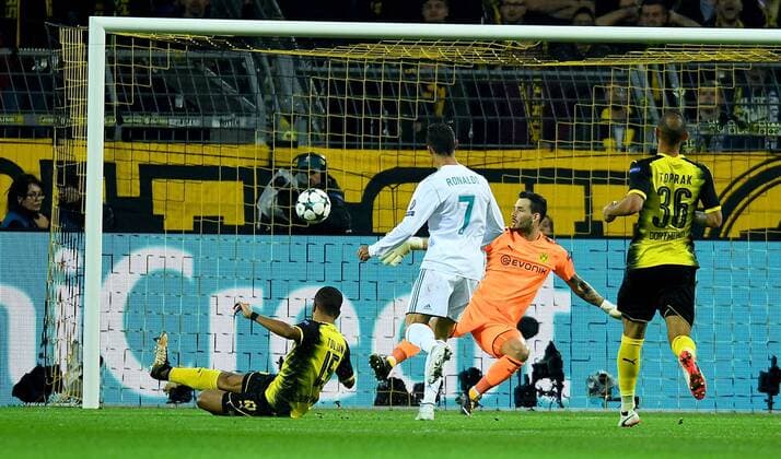 26.09.2017, xfux, Fussball Champions League, Borussia Dortmund - Real Madrid, emspor, v.l. Jeremy Toljan (Borussia Dortmund), Cristiano Ronaldo (Real Madrid), Roman Buerki (Borussia Dortmund), Oemer Toprak (Borussia Dortmund) Goal scored, Tor zum 0:2 Dortmund