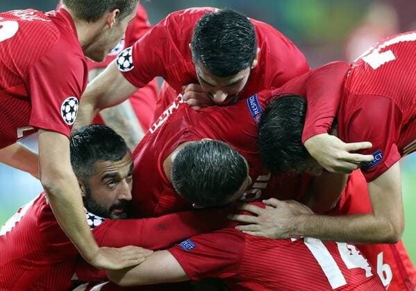 Bilder des Tages - SPORT FuÃŸball, CL, Spartak Moskau - FC Liverpool MOSCOW, RUSSIA - SEPTEMBER 26, 2017: Spartak Moscow s players celebrate scoring in their 2017 18 UEFA Champions League Group E Round 2 football match against Liverpool at Otkrytie Arena Stadium. Artyom Korotayev TASS  TS061FF6