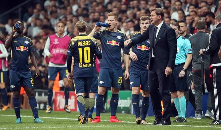 Besiktas Istanbul - RB Leipzig Fussball Champions League Istanbul, 26.09.2017, Vodafone Park, Fussball, UEFA Champions League, Gruppe G, 2.Spieltag , Besiktas Istanbul vs. RB Leipzig , Im Bild von links; Wechsel bei Leipzig. Timo Werner (11, RB Leipzig) geht und Lukas Klostermann (16, RB Leipzig) kommt. ,