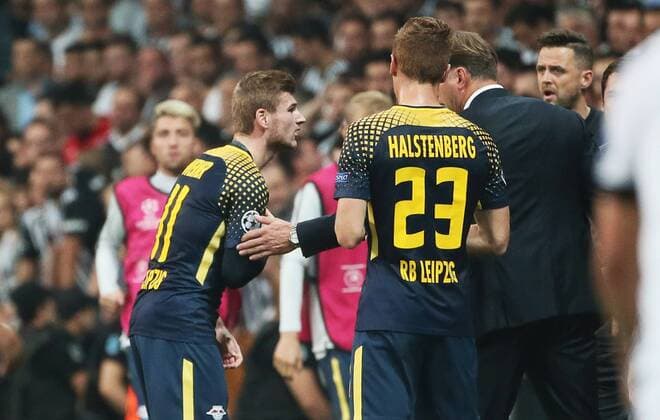 Besiktas Istanbul - RB Leipzig Fussball Champions League Istanbul, 26.09.2017, Vodafone Park, Fussball, UEFA Champions League, Gruppe G, 2.Spieltag , Besiktas Istanbul vs. RB Leipzig , Im Bild von links; Wechsel bei Leipzig. Timo Werner (11, RB Leipzig) geht und Lukas Klostermann (16, RB Leipzig) kommt. ,