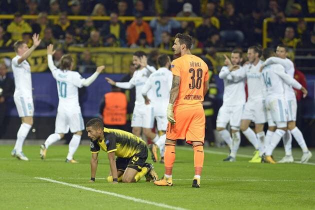 Dortmund, Deutschland 26.09.2017, UEFA Champions League - 2017 18 Season, Gruppenphase - Gruppe H - 2. Spieltag, BV Borussia Dortmund - Real Madrid, enttäuscht enttaeuscht traurig von links: Jeremy Toljan (BVB), Torwart Roman Buerki (BVB) beim 0:2 ( DeFodi521