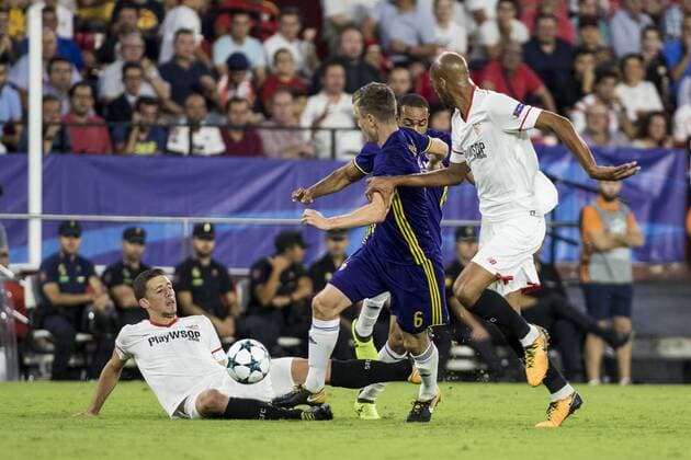 Fußball, CL, FC Sevilla - NK Maribor September 26, 2017 - Seville, Spain - Clement Lenglet of Sevilla (L) vies for the ball with Marcos Tavares of Maribor during the UEFA Champions League Group E soccer match between Sevilla FC and NK Maribor at Estadio Ramon Sanchez Pizjuan Soccer 2017 - Sevilla FC vs NK Maribor - ZUMAa142 20170926_zap_a142_009 Copyright: xDanielxGonzalezxAcunax