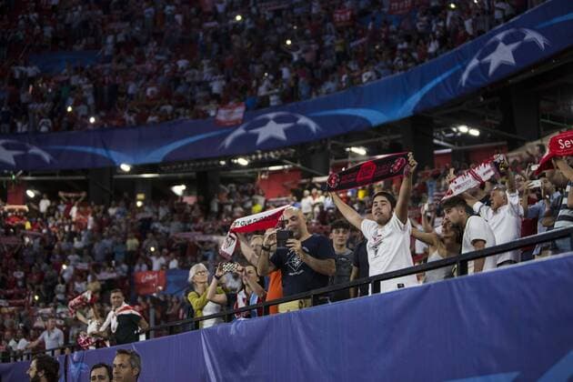 Fußball, CL, FC Sevilla - NK Maribor September 26, 2017 - Seville, Spain - Supporters of Sevilla before the UEFA Champions League Group E soccer match between Sevilla FC and NK Maribor at Estadio Ramon Sanchez Pizjuan Soccer 2017 - Sevilla FC vs NK Maribor - ZUMAa142 20170926_zap_a142_010 Copyright: xDanielxGonzalezxAcunax