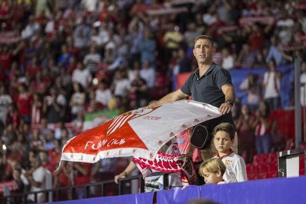 Fußball, CL, FC Sevilla - NK Maribor September 26, 2017 - Seville, Spain - Supporter of Sevilla before the UEFA Champions League Group E soccer match between Sevilla FC and NK Maribor at Estadio Ramon Sanchez Pizjuan Soccer 2017 - Sevilla FC vs NK Maribor - ZUMAa142 20170926_zap_a142_015 Copyright: xDanielxGonzalezxAcunax