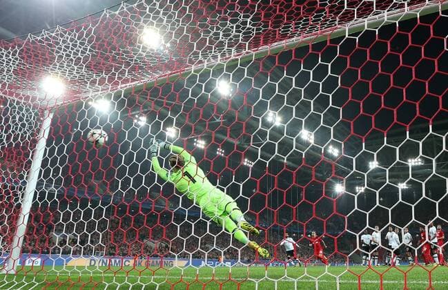 FuÃŸball, CL, Spartak Moskau - FC Liverpool MOSCOW, RUSSIA - SEPTEMBER 26, 2017: Liverpool s goalkeeper Loris Karius concedes a goal in the 2017 18 UEFA Champions League Group E Round 2 football match against Spartak Moscow at Otkrytie Arena Stadium. Stanislav Krasilnikov TASS  TS061FFB
