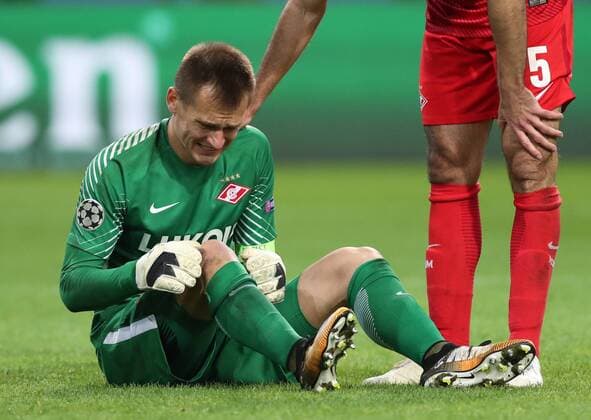 Bilder des Tages - SPORT MOSCOW, RUSSIA - SEPTEMBER 26, 2017: Spartak Moscow s goalkeeper Artyom Rebrov gets an injury in the 2017 18 UEFA Champions League Group E Round 2 football match against Liverpool at Otkrytie Arena Stadium. Artyom Korotayev TASS  TS062006