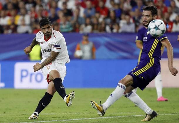 Sevilla s Ever Banega (R) and Maribor s Aleksander Rajcevic vie for the ball during their UEFA Champions League 2nd round groups phase match at the Sanchez Pizjuan stadium in Seville, Andalusia, Spain, 26 September 2017. Sevilla vs. Maribor !ACHTUNG: NUR REDAKTIONELLE NUTZUNG!  Copyright: xJulioxMunozx SEV020 20170926-636420617459344303