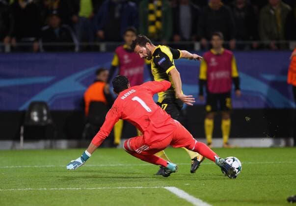 v.l. Keylor Navas (Madrid) spitzelt Gonzalo Castro (Dortmund) den Ball vom Fuss beim Spiel Borussia Dortmund vs. Real Madrid, Fussball, Champions League, 26.09.2017 Dortmund Copyright: xMarioxHommesx Eibner-Pressefotox EP_mhs