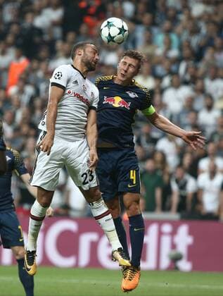 Bilder des Tages - SPORT Cenk Tosun of Besiktas and Willi Orban 4 of RB Leipzig during the UEFA Champions League Group G match between Besiktas and RB Leipzig at Vodafone Park in Istanbul , Turkey on September 26 , 2017 . 