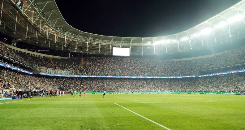 Fußball, CL, Besiktas Istanbul - RB Leipzig, Ausfall Flutlichtanlage Besiktas Istanbul - RB Leipzig Fussball Champions League Istanbul, 26.09.2017, Vodafone Park, Fussball, UEFA Champions League, Gruppe G, 2.Spieltag , Besiktas Istanbul vs. RB Leipzig , Im Bild von links; Spielunterbrechung, Zwangspause wegen Stromausfall. Tausende Handylichter leuchten. ,