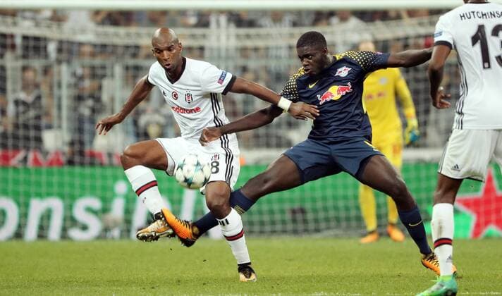 Besiktas Istanbul - RB Leipzig Fussball Champions League Istanbul, 26.09.2017, Vodafone Park, Fussball, UEFA Champions League, Gruppe G, 2.Spieltag , Besiktas Istanbul vs. RB Leipzig , Im Bild von links; Ryan Babel (8, Besiktas) und Dayot Upamecano (5, RB Leipzig). ,