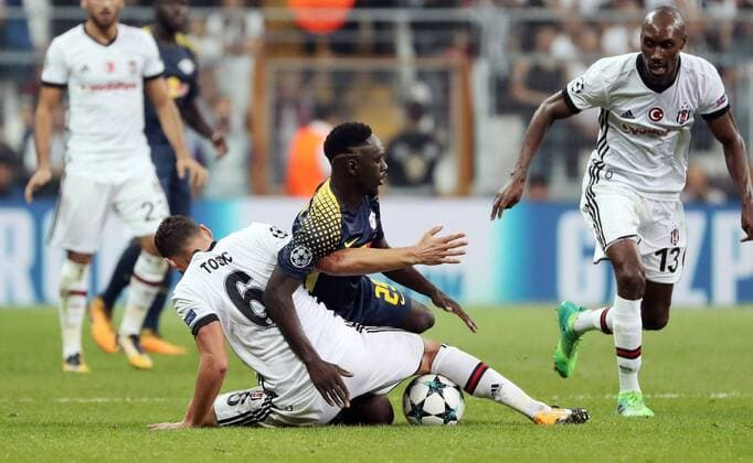 Besiktas Istanbul - RB Leipzig Fussball Champions League Istanbul, 26.09.2017, Vodafone Park, Fussball, UEFA Champions League, Gruppe G, 2.Spieltag , Besiktas Istanbul vs. RB Leipzig , Im Bild von links; Dusko Tosic (6, Besiktas) und Jean-Kevin Augustin (29, RB Leipzig) und Atiba Hutchinson (13, Besiktas). ,
