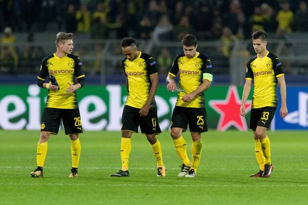Dortmund, Deutschland 26.09.2017, UEFA Champions League - 2017 18 Season, Gruppenphase - Gruppe H - 2. Spieltag, BV Borussia Dortmund - Real Madrid, Lukasz Piszczek (BVB), Auba, Pierre-Emerick Aubameyang (BVB), Sokratis (BVB) und Julian Weigl (BVB) nach der 1:3 niederlage ( DeFodi001