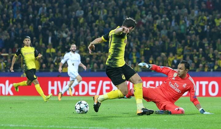 26.09.2017, Fussball UEFA Champions League 2017 2018, Gruppenphase, 2.Spieltag, Borussia Dortmund - Real Madrid, im Signal-Iduna-Park Dortmund. v.l. Gonzalo Castro (Dortmund) gegen Torwart Keylor Navas (Real Madrid) 