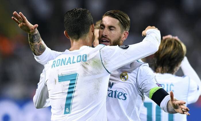 Fussball, UEFA Champions League, Herren, Saison 2017 2018, Gruppe H, 2. Spieltag, Signal Iduna Park Dortmund, Bor. Dortmund (gelb) - Real Madrid (weiss) 3:1; Jubel Cristiano Ronaldo (Real Madrid) nach seinem Tor zum 1:3, zusammen mit Sergio Ramos (Real Madrid). Jubel, Freude, Aktion.