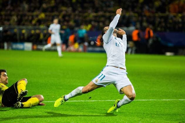 GER, UEFA CL, Borussia Dortmund (GER) vs Real Madrid (ESP) 26.09.2017, Signal Iduna Park, Dortmund, GER, UEFA CL, Borussia Dortmund (GER) vs Real Madrid (ESP), im Bild picture shows Gareth Bale (Real Madrid 11) lässt sich im Strafraum nach leichtem Foul von Sokratis (Borussia Dortmund 25) fallen, nordphotox xRauch nph00251
