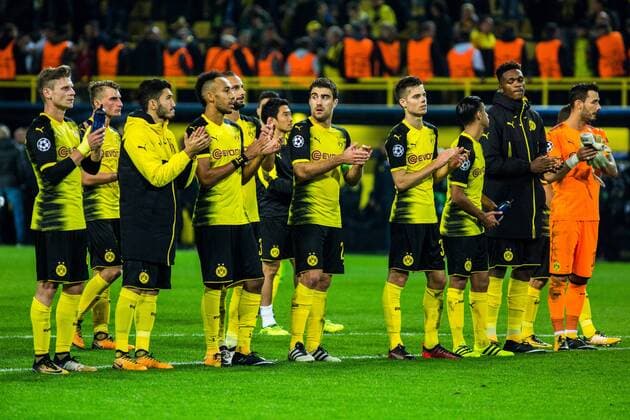 GER, UEFA CL, Borussia Dortmund (GER) vs Real Madrid (ESP) 26.09.2017, Signal Iduna Park, Dortmund, GER, UEFA CL, Borussia Dortmund (GER) vs Real Madrid (ESP), im Bild picture shows die Mannschaft des BVB bedankt sich bei den Fans, nordphotox xRauch nph00251