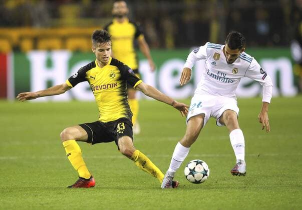 Foto: Julian Weigl ( Borussia ) gegen Dani Ceballos , rechts Fussball - Championsleague am Di. 26.09.2017 2. Spieltag Gruppenphase Borussia Dortmund - Real Madrid 1 - 3