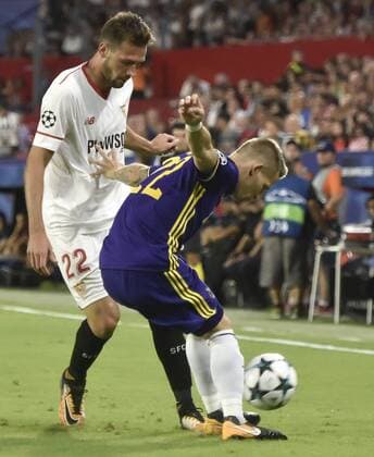 Sevilla s Fran Vazquez and Maribor s Martin Milec vie for the ball during the UEFA Champions League 2nd round groups phase match between Sevilla and Maribor at the Sanchez Pizjuan stadium in Seville, Andalusia, Spain, 26 September 2017. Sevilla vs. Maribor !ACHTUNG: NUR REDAKTIONELLE NUTZUNG!  Copyright: xRaulxCarox SEV034 20170926-636420647811532917