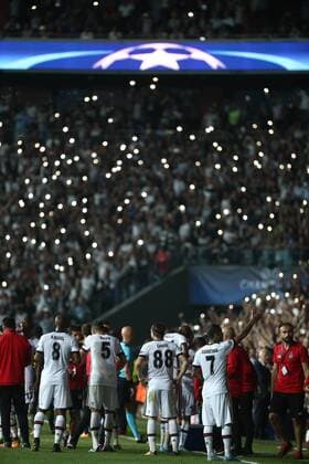 Fußball, CL, Besiktas Istanbul - RB Leipzig, Ausfall Flutlichtanlage UEFA Champions League Group G match between Besiktas and RB Leipzig at Vodafone Park in Istanbul , Turkey on September 26 , 2017 . Pictured : The electricity went out while playing the match at Vodafone Park Stadium. 