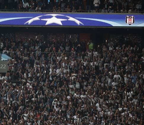 Fußball, CL, Besiktas Istanbul - RB Leipzig, Ausfall Flutlichtanlage UEFA Champions League Group G match between Besiktas and RB Leipzig at Vodafone Park in Istanbul , Turkey on September 26 , 2017 . Pictured : The electricity went out while playing the match at Vodafone Park Stadium. 