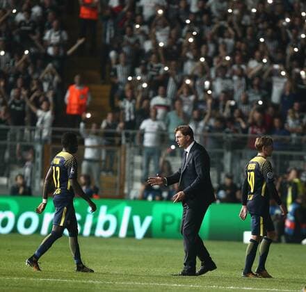 Fußball, CL, Besiktas Istanbul - RB Leipzig, Ausfall Flutlichtanlage UEFA Champions League Group G match between Besiktas and RB Leipzig at Vodafone Park in Istanbul , Turkey on September 26 , 2017 . Pictured : The electricity went out while playing the match at Vodafone Park Stadium. 