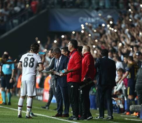 Fußball, CL, Besiktas Istanbul - RB Leipzig, Ausfall Flutlichtanlage UEFA Champions League Group G match between Besiktas and RB Leipzig at Vodafone Park in Istanbul , Turkey on September 26 , 2017 . Pictured : The electricity went out while playing the match at Vodafone Park Stadium. 