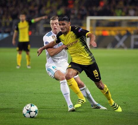 v. li. im Zweikampf Toni Kroos (Madrid) und Mahmoud Dahoud (Dortmund) beim Spiel Borussia Dortmund vs. Real Madrid, Fussball, Champions League, 26.09.2017 Dortmund Copyright: xMarioxHommesx Eibner-Pressefotox EP_mhs