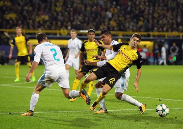 v.l. Daniel Carvajal (Madrid), Christian Pulisic (Dortmund) und +m1^7+ im Kampf um den Ball beim Spiel Borussia Dortmund vs. Real Madrid, Fussball, Champions League, 26.09.2017 Dortmund Copyright: xMarioxHommesx Eibner-Pressefotox EP_mhs