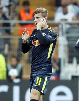 Besiktas Istanbul - RB Leipzig Fussball Champions League Istanbul, 26.09.2017, Vodafone Park, Fussball, UEFA Champions League, Gruppe G, 2.Spieltag , Besiktas Istanbul vs. RB Leipzig , Im Bild; Timo Werner (11, RB Leipzig) hält sich wegen des ohrenbetäubenden Lärms die Ohren zu. ,
