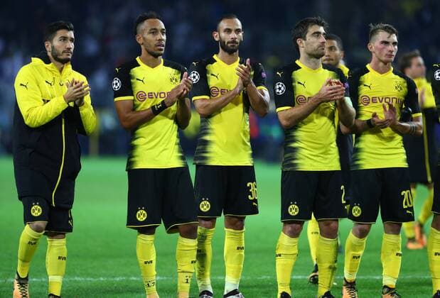 Dienstag 26.09.2017, Saison 2017 2018, UEFA Champions League, 2. Spieltag im Dortmunder Signal Iduna Park, BVB 09 Borussia Dortmund - Real Madrid, Enttäuschung bei den Dortmunder Spielern nach Abpfiff: Nuri Sahin (BVB), Pierre-Emerick Aubameyang (BVB), Oemer Toprak (BVB), Sokratis Papastathopoulos (BVB) und Maximilian Philipp (BVB), v.l.