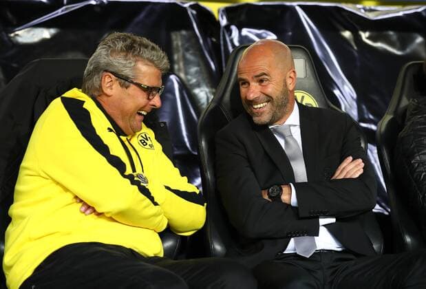 Dienstag 26.09.2017, Saison 2017 2018, UEFA Champions League, 2. Spieltag im Dortmunder Signal Iduna Park, BVB 09 Borussia Dortmund - Real Madrid, Norbert Dickel (Stadionsprecher, BVB) scherzt mit Peter Bosz (Trainer, BVB) auf der Trainerbank, v.l.