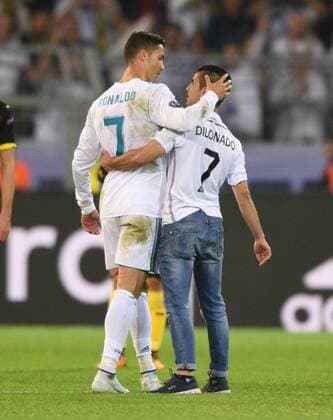Championsleague: Borussia Dortmund - Real Madrid 26.09.2017. Cristiano Ronaldo (Real) mit Fan auf dem Spielfeld. HM